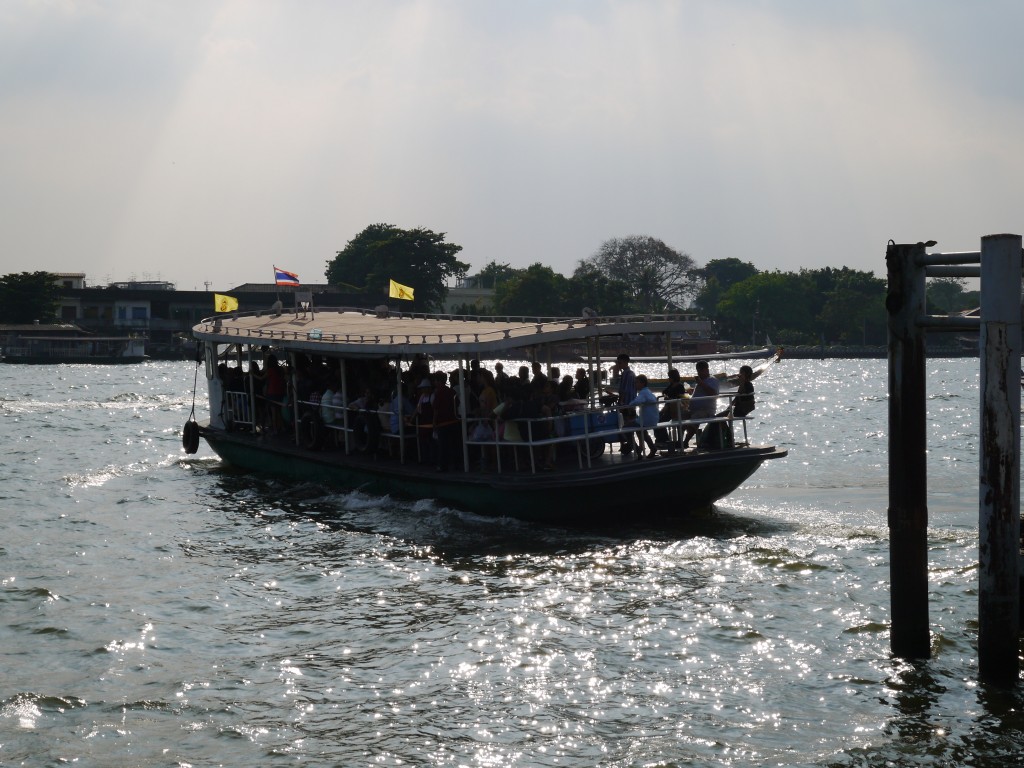 Cross-River Ferry Leaving Rajchawonse Pier in Chinatown